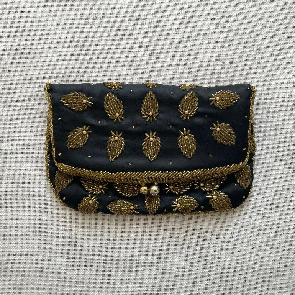 •Vintage  70s Handcrafted Black Silk Pineapple Shaped Beading Purse Clutch